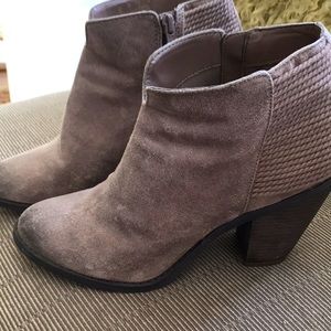 Carlos Santana Ankle Boot / Booties in Taupe-gray Suede